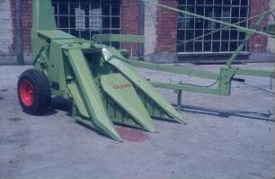 Fotografie: Erntetechnik, Feldhäcksler gezogen, Trommelfeldhäcksler, Maisgebiss