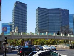 Straßenszene am Las Vegas Boulevard : Beiderseits des ca. 6 Kilometer langen Las Vegas Boulevard ("the strip") stehen die Hochhaushotels und Vergnügungsstätten der Spielerstadt, aufgenommen in Las Vegas am 9. August 2012