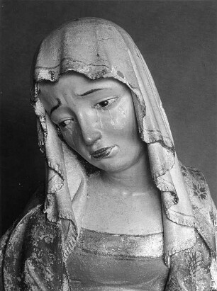 Pieta aus der Dreifaltigkeitskirche in Trofaiach : Pieta aus der Dreifaltigkeitskirche in Trofaiach. Holz, geschnitzt, gefaßt (1401/1415). Bruststück der Maria. Leoben (Steiermark): Privatbesitz