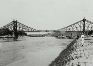 Dresden. Loschwitzer Brücke ("Blaues Wunder"). Blick vom gepflasterten Ausschiffungsplatz elbabwärts