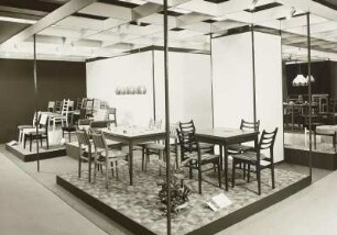 Ausstellungskojen mit Tischen und Stühlen (1976; VEB Tischfabrik Finsterwalde bzw. VEB Vereinigte Sitzmöbelindustrie Neuhausen)