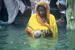 Indien. Gebet im Ganges