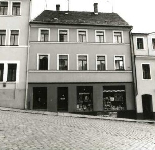 Auerbach, Altmarkt 7. Wohnhaus mit Ladeneinbau. Straßenfront