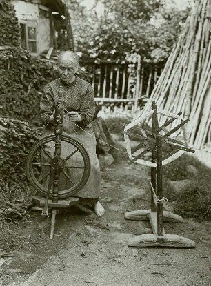Weberin beim Garnspulen, Schömberg, Niederschlesien