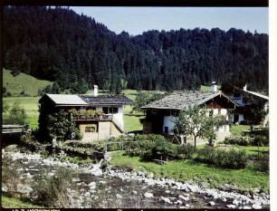 Kössen: Tiroler Bauernhäuser am Bach