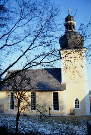 Kirche von Süd, mit altem Friedhof