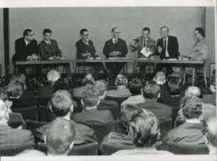 Ostermarsch-Forum zum Thema Sicherheit in Europa im Berliner Forum-Theater