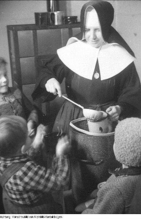 Internationales Rotes Kreuz. Kinderspeisung durchgeführt von Ordensschwestern, 1949