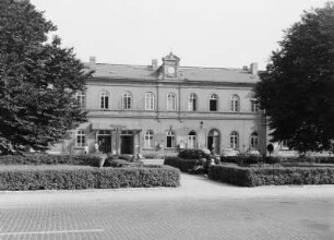 Bahnhof Löbau : Löbau. Empfangsgebäude (1846) des Bahnhofs, Stadtseite mit Vorplatz