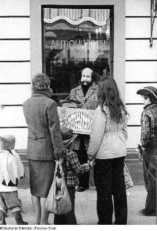 Kostümierter Drehorgelspieler