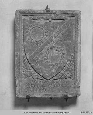 Grabstein des Francesco Scarsi mit Wappen