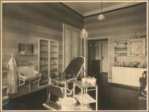 Wohnung Dr. Ostwald mit Praxisräumen. Inneneinrichtung: Praxisraum Untersuchungszimmer