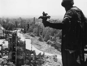 Szene aus dem sowjetischen Dokumentarfilm "Die Befreiung Dresdens": Blick vom Rathaus über den Georgenplatz