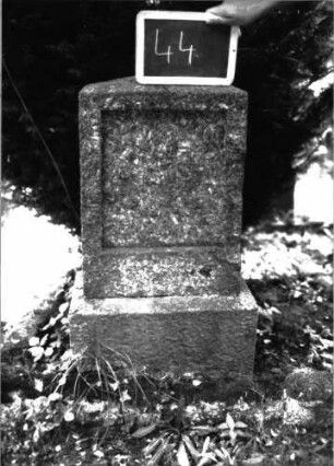 Grabstein 44 Texttafel fehlt: Grabstein 44
