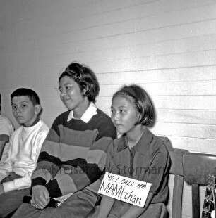 Franz-Spliedt-Heim: Jugendheim des Deutschen Gewerkschaftsbundes (DGB-Nordmark): Seebergen: Internationales Kinderdorf der Deutschen Gesellschaft für internationale Kinderbegegnungen: zwei japanische Mädchen auf Stühlen, eines davon mit Namensschild