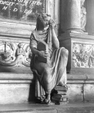 Freiberg (Sachsen), St. Marien, Fürstengruft, Moritzmonument im Vorchor, weibl. Figur, Allegorie der Wissenschaften und Künste; Kenotaph für Kurfürst Moritz von Sachsen