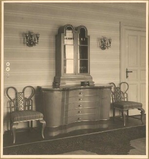 Wohnung Werner Palm, Berlin. Inneneinrichtung: Speisezimmer Schubladenkommode mit Schrankaufsatz