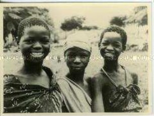 Drei Mädchen der Zulu, die zur Volksgruppe der Bantu gehören, Südafrika