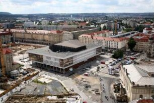 Dresden-Altstadt. Blick von der Kuppel der Frauenkirche über den Kulturpalast nach Südwesten
