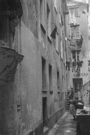 Gasse : Genua, Altstadt. Eine Frau wäscht.
