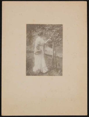 Gerty von Hofmannsthal als junge Frau im Garten