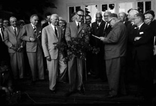 13. Tagung 1963 Medizin; Maikäferrede gehalten von Werner Forßmann: Otto H. Warburg, Otto Hahn, Adolf Butenandt, Graf Lennart Bernadotte, Severo Ochoa, Cornelius J. F. Heymans, Werner Forßmann, Max Born, Sir Hans A. Krebs