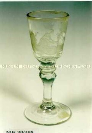 Stengelglas mit Schliffdekor: Frau an der Flachspresse