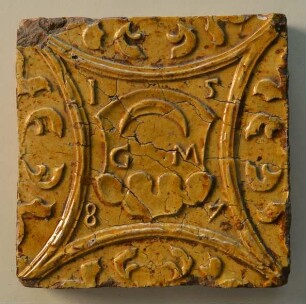 Fliese mit Wappen und Monogramm GM