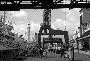 Bremerhaven: Pier mit Schiffen