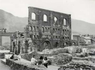 römisches Theater in Aosta, 22 Meter hohe Bühnenwand