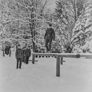 Sorbisch erweiterte Oberschule Cottbus, Wehr-Sport im Schnee : Cottbus. Wehrunterricht an der Erweiterten Oberschule Cottbus (EOS), Sielower Straße