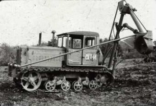 Grabenreiniger KOM-55, aufgebaut auf Traktor DT - 55
