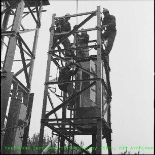 Aufbau des Meteorologischen Messmastes der Abteilung Strahlenschutz und Dekontamination/Meteorologischer Dienst (ASD/Met.)