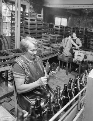 Brauerei Cannewitz : VEB Brauerei Cannewitz. Arbeiterin bei der Flaschenreinigung