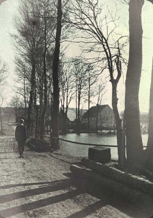 Spaziergänger an einem Teich