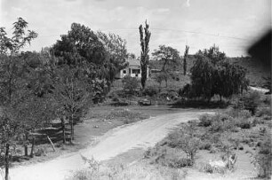 Deutsche Kolonie : Blick über eine Landschaft mit Gebäude