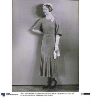 Charlotte von Bredow in Kleid von W. und Ch. Glaser
