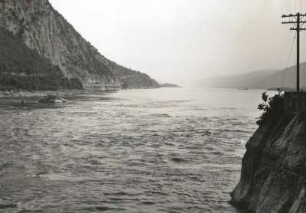 Donaudurchbruch zwischen Karpaten und Balkan. Stromschnelle bei Eintritt der Donau in den Engpaß (161 m) bei Cazane. Blick stromab auf rumänische und jugoslawische Seite