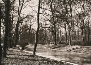 Potsdam. Winter im Park Sanssouci. Vereister Wasserlauf