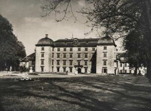 Schwetzingen. Ansicht des ab 1697 errichteten barocken Schlosses - der Sommerresidenz der pfälzischen Kurfürsten. Hier von der Gartenseite aus gesehen