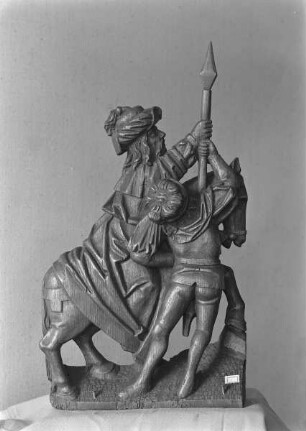 Longinus zu Pferde mit der Lanze und einem Helfer