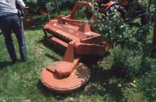 Fotografie: Obstbau, Pflege & Schnitt, Bodenpflege, Mulchgerät