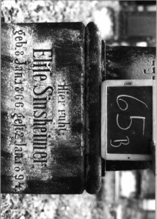 Grabstein 65 (Index: 100090768) Material: Sandstein Zustand: verwitt/gebroch/repariert Maße HxBxT: 152x55x22 cm Beschreibung: Obelisk, getreppter Sockel Symbolik: Kranz: Grabstein 65B