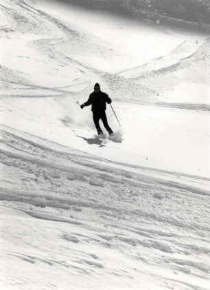 Skifahrer im Gegenlicht