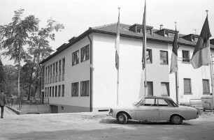 Einweihung des Erweiterungsbaus der Jugendherberge am Engländerplatz.