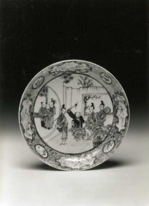 Schale mit Frauen und Kindern im Garten (China, 2. H. 18. Jh.; Porzellan; Aufglasurmalerei; Höhe 3cm; Durchmesser 15,3 cm; Staatliche Kunstsammlungen Dresden (SKD)