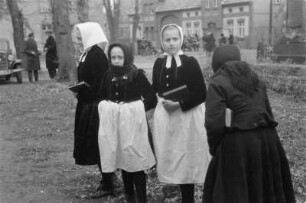 Frauen in Schleifer Kirchgangstracht in Schleife. : Žony w Slepjanskej kemšacej drasće w Slepom.
