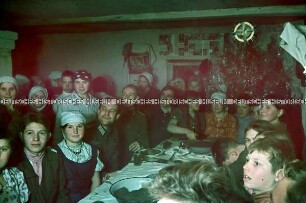 Wehrmachtssoldaten bei einer Weihnachtsfeier in einem ukrainischen Haus