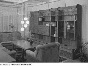 Ausstellungskoje mit Wohnzimmermöbeln (1981; VEB Möbelkombinat Zeulenroda-Triebes (ZEUTRIE))