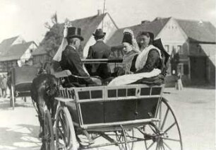Hochzeit in der katholischen Oberlausitz : Gesellschaftliche Volkskultur - Sitten im Laufe des menschlichen Lebens - Hochzeit. Ort: Hornja Łužica / Oberlausitz. Hochzeitskutsche einer katholischen Hochzeit